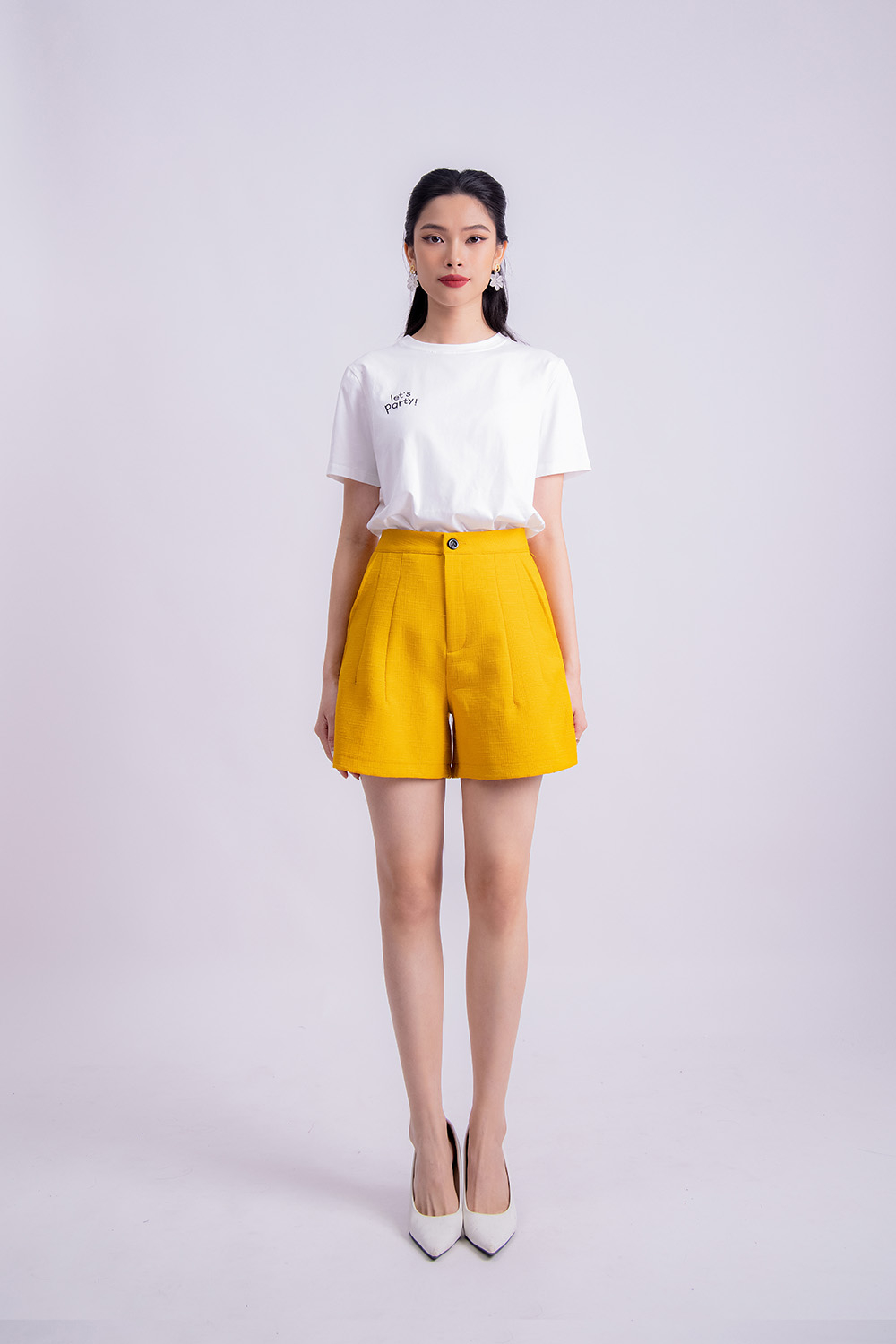 Quần đùi nữ màu vàng hai túi xéo