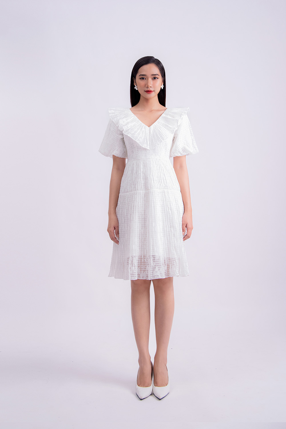 Đầm trắng dáng xòe cổ viền bèo tay phồng