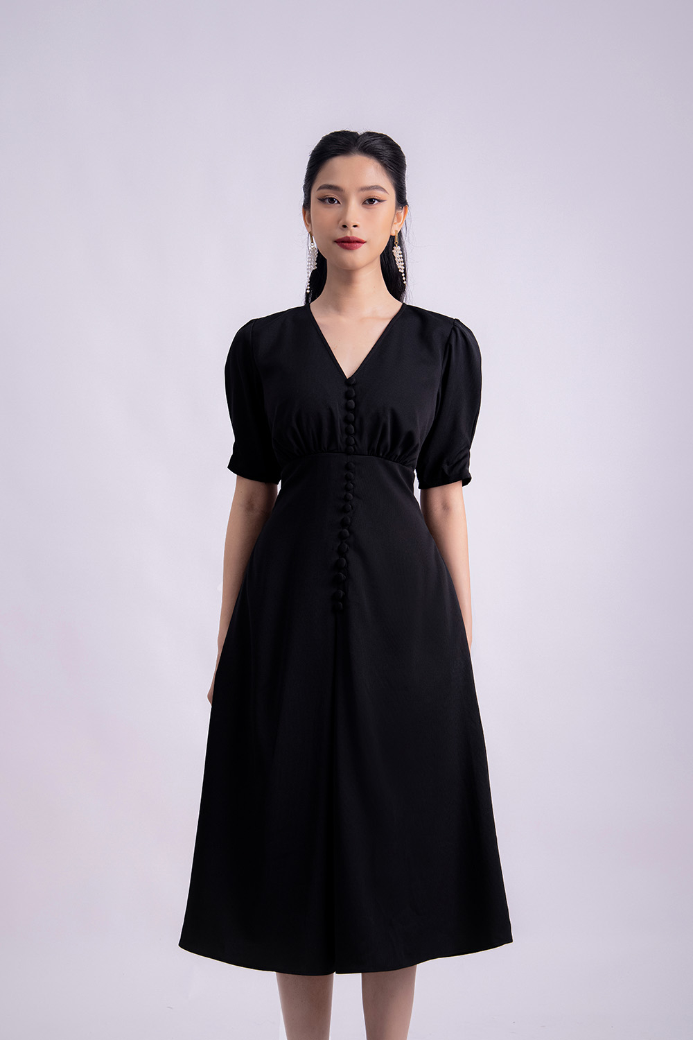 Đầm đen dáng dài chữ A phối nút KK116-29 | Thời trang công sở K&K ...