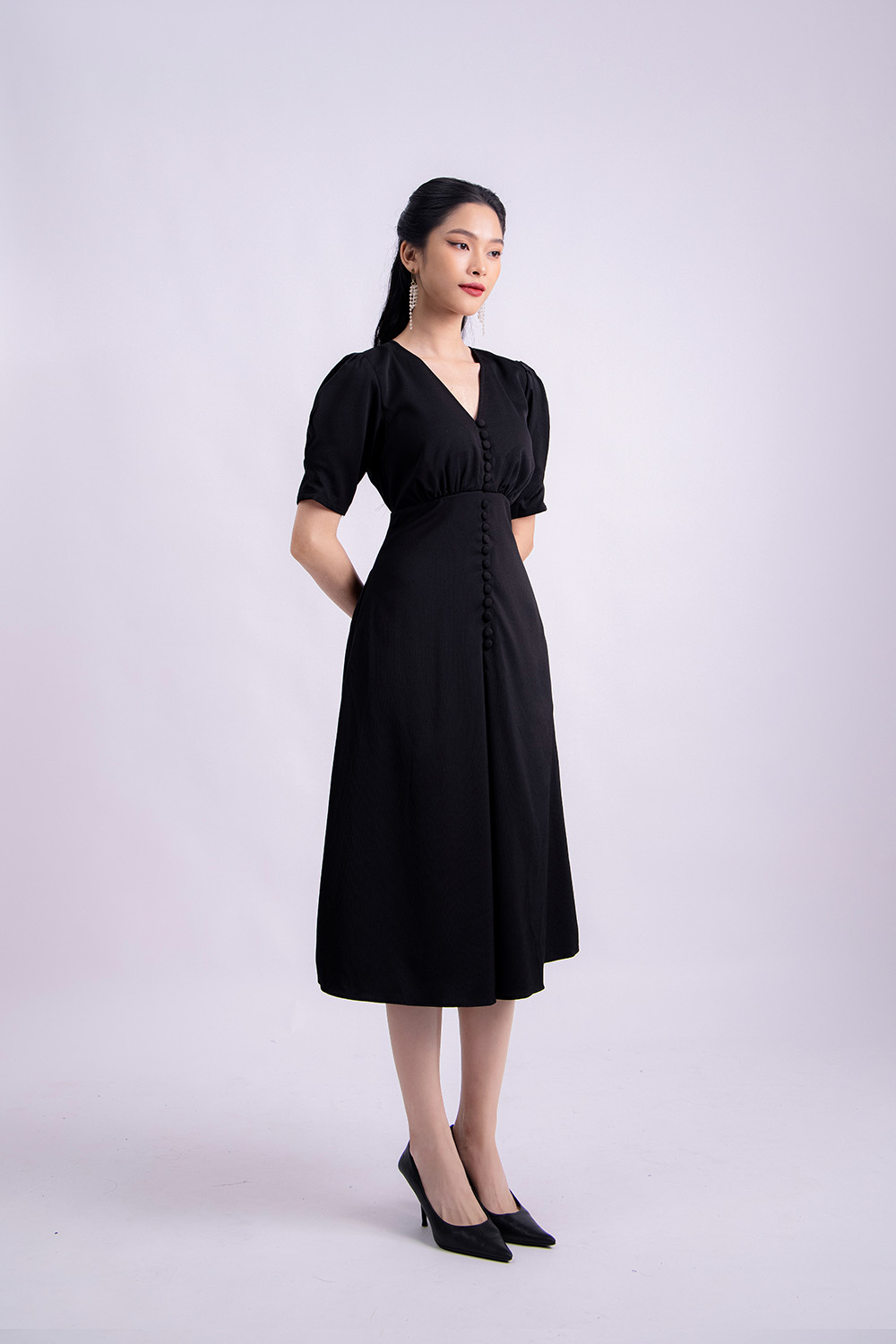 Đầm đen dáng dài chữ A phối nút