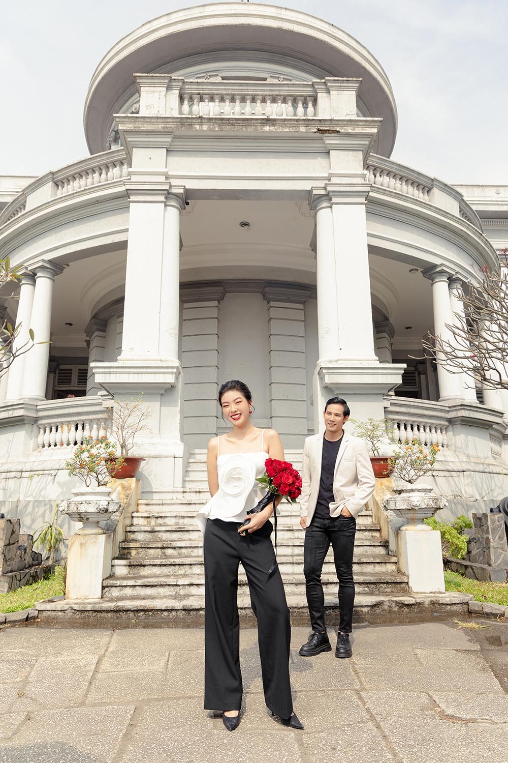 Áo kiểu hai dây trắng đính hoa to