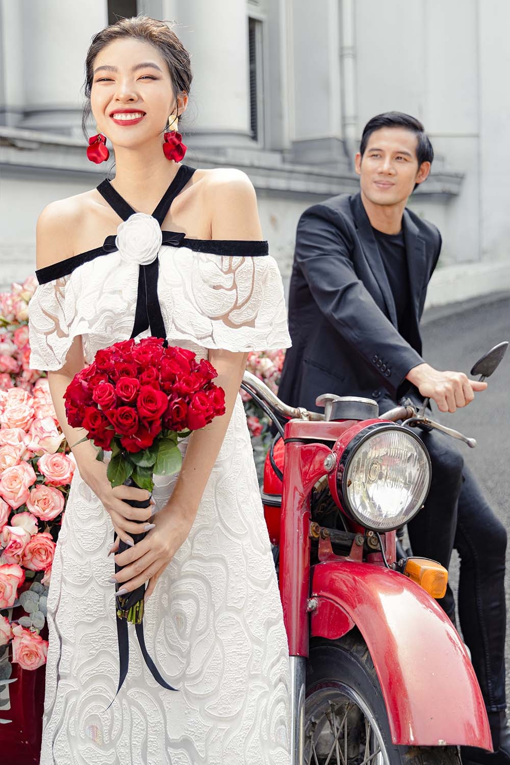 Đầm ren trắng dự tiệc trễ vai đính hoa