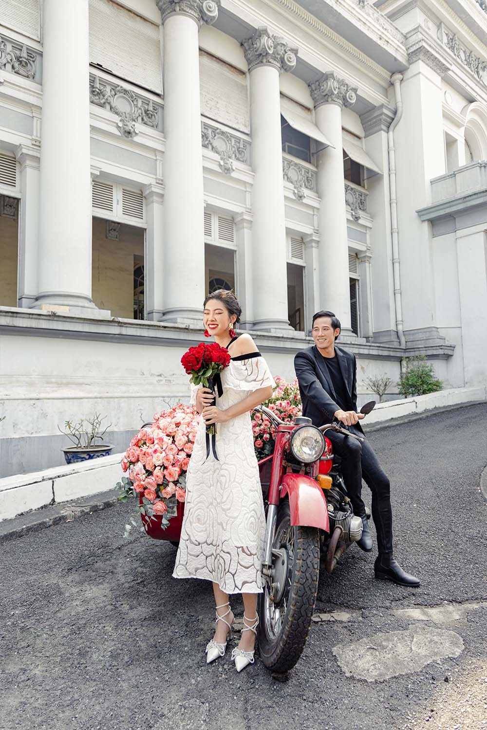 Đầm ren trắng dự tiệc trễ vai đính hoa