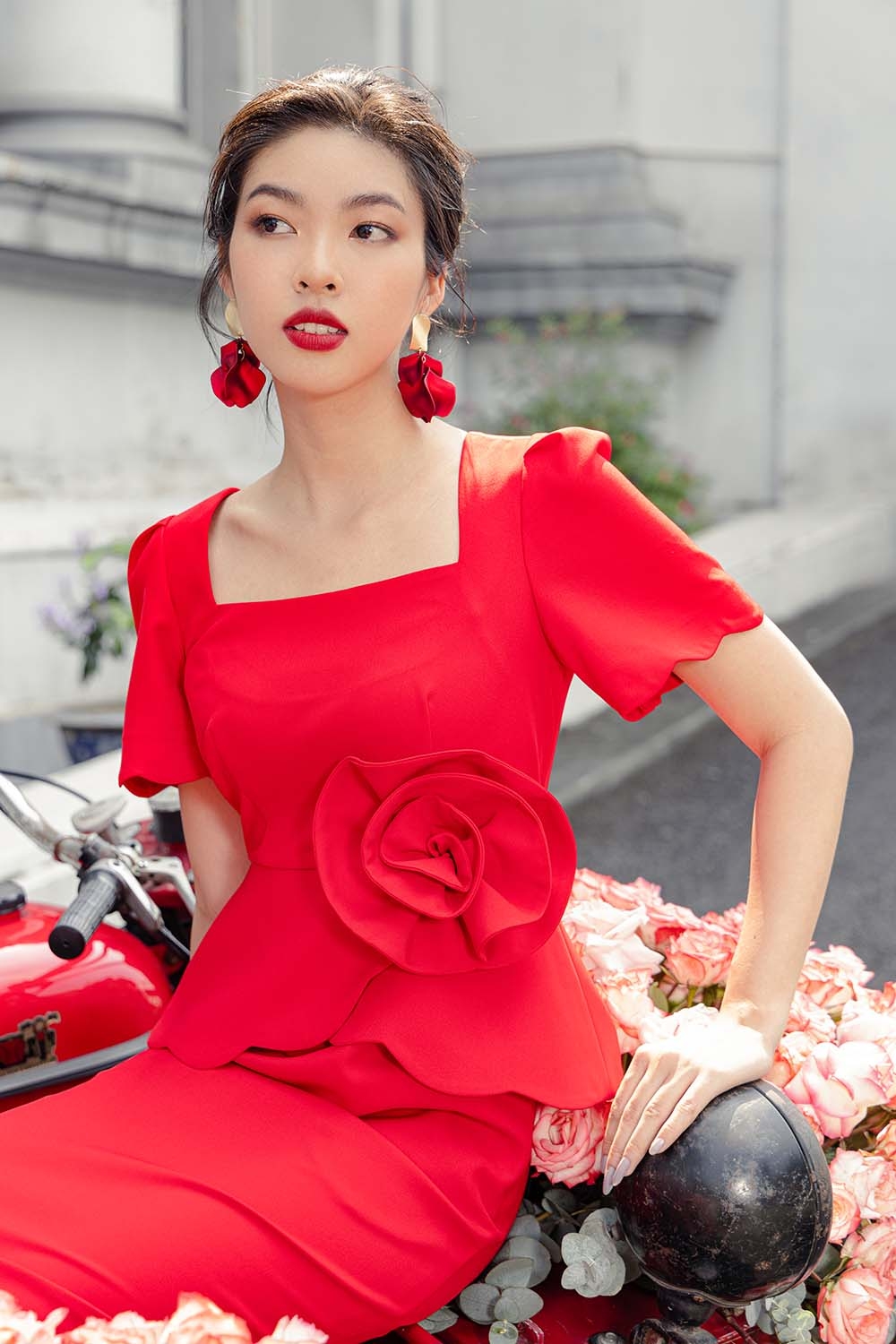 Đầm ôm body peplum đính hoa eo