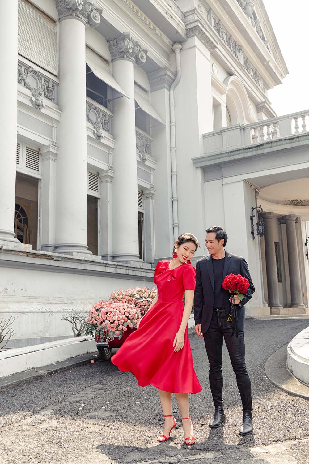 Đầm xòe midi màu đỏ cổ xoắn