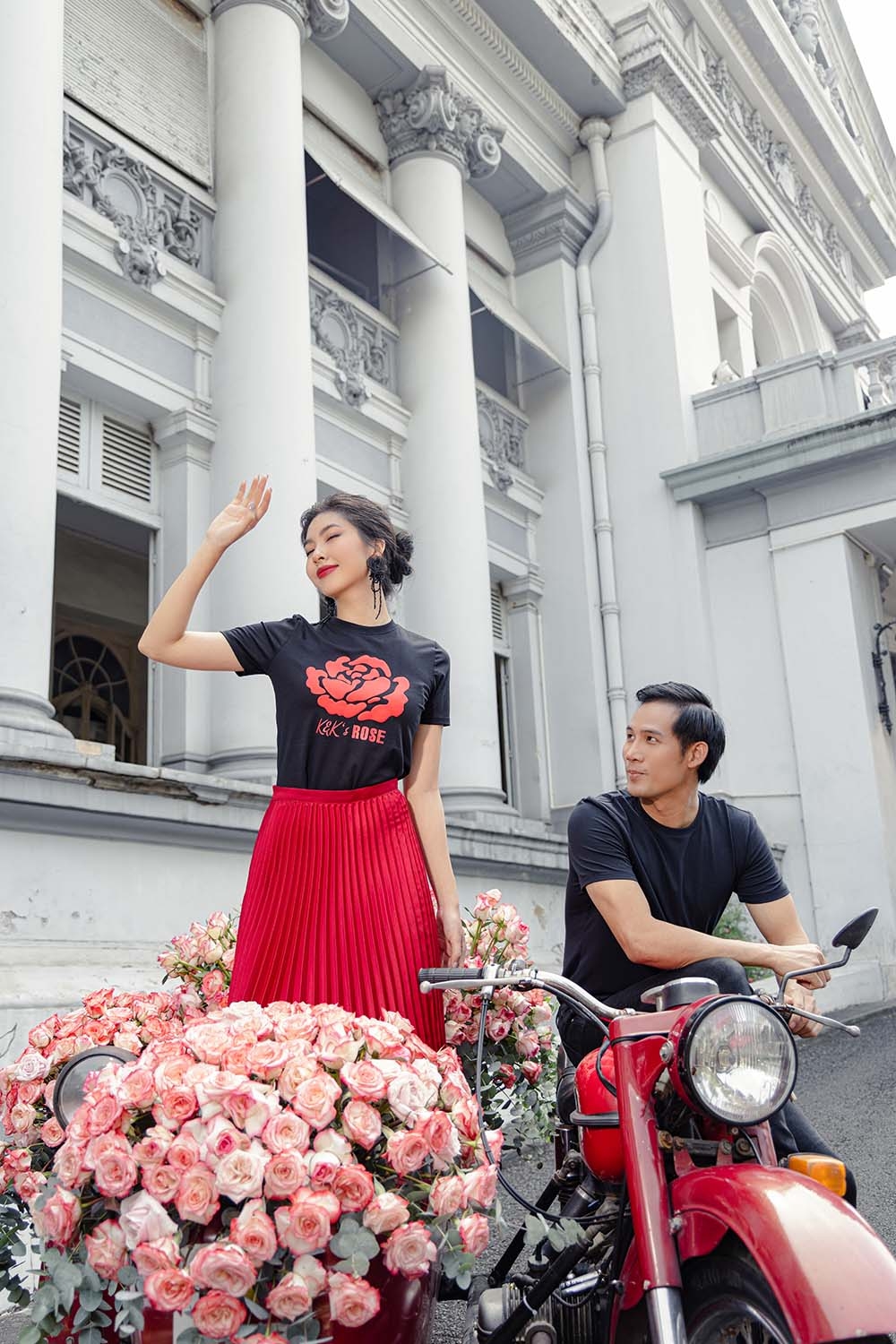 Áo thun đen croptop họa tiết hoa