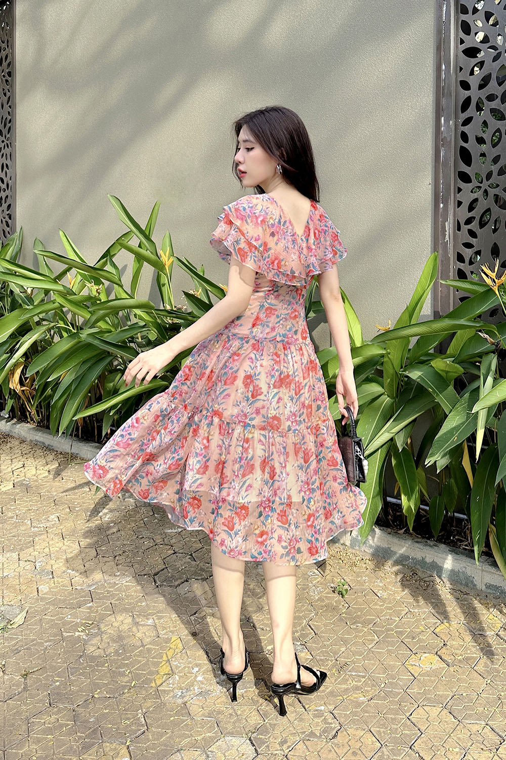 D232 : Đầm voan chấm tròn dài tay cổ chữ V chân váy xòe nhẹ nhàng -  yishop.com.vn
