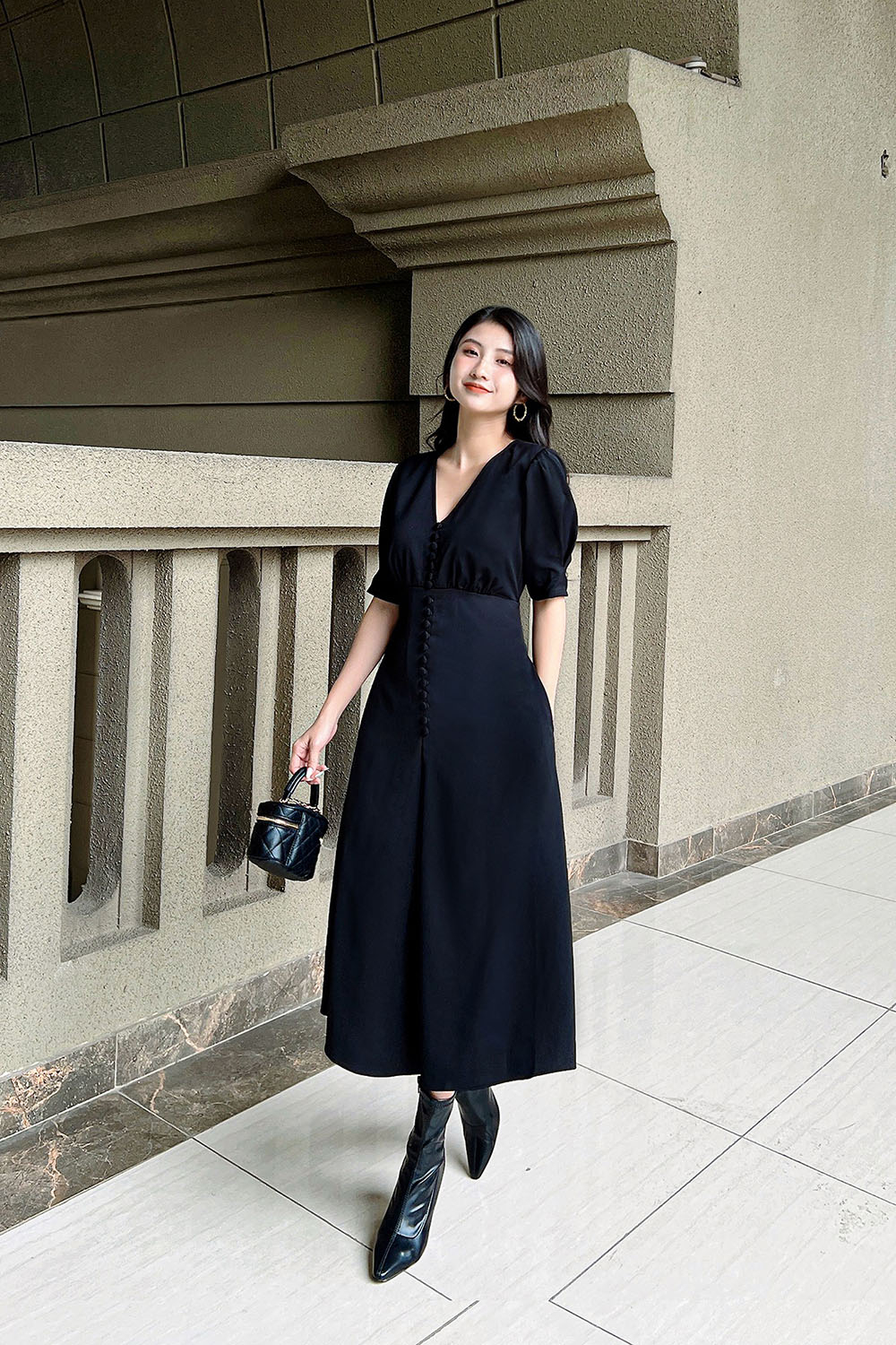 Đầm đen dáng dài chữ A phối nút
