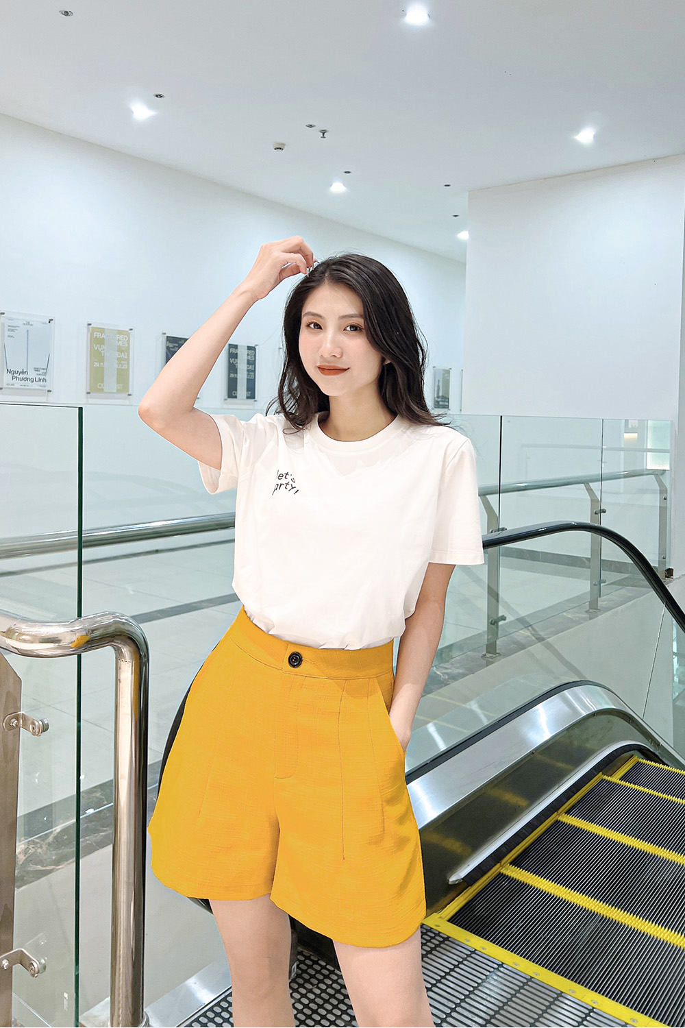 Quần đùi nữ màu vàng hai túi xéo