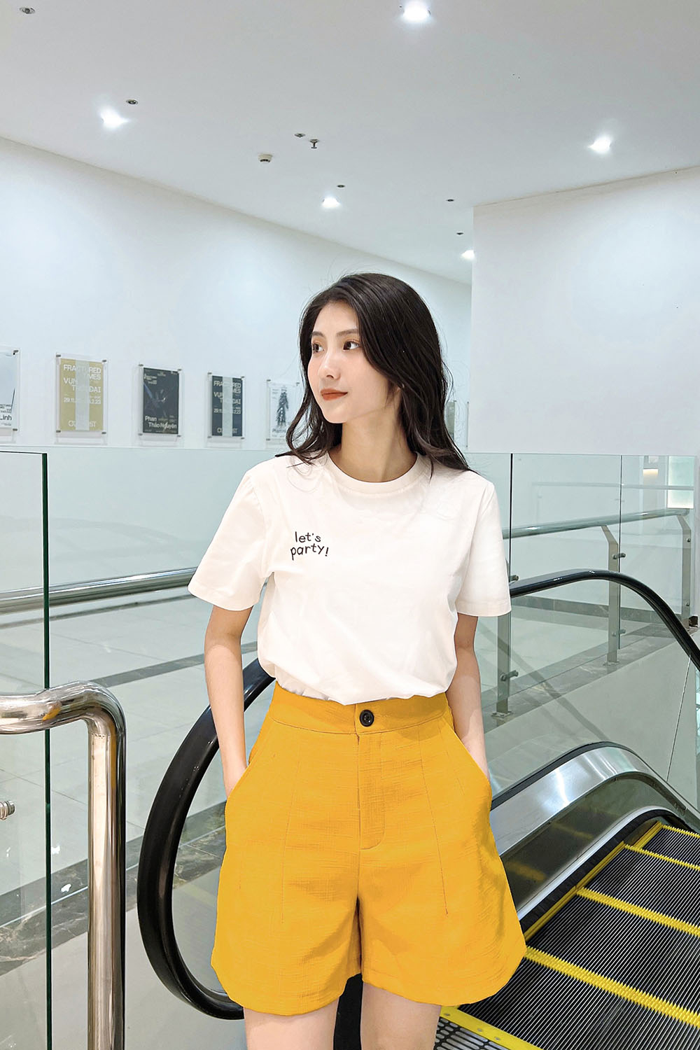 Quần đùi nữ màu vàng hai túi xéo