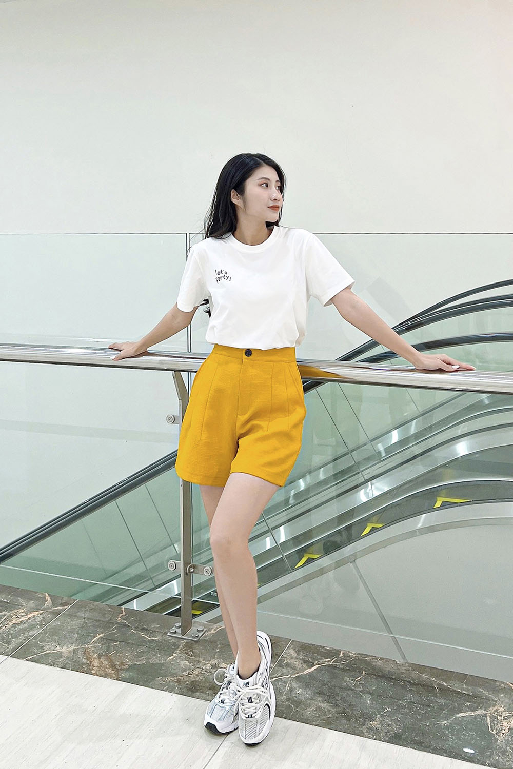 Quần đùi nữ màu vàng hai túi xéo