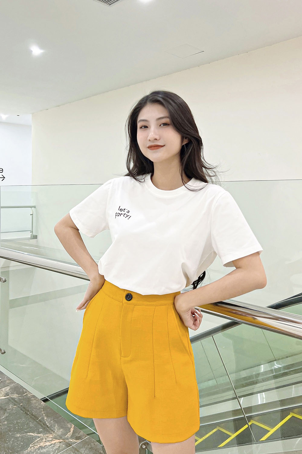 Áo thun trắng nữ in màu phía sau