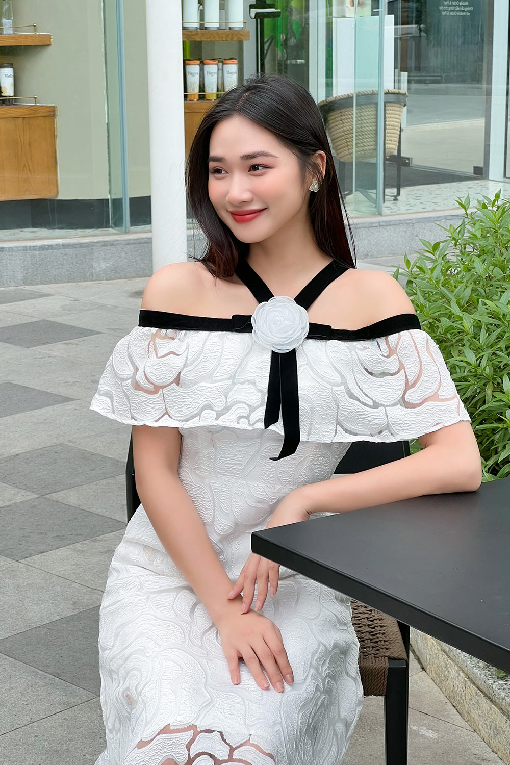 Đầm ren trắng dự tiệc trễ vai đính hoa