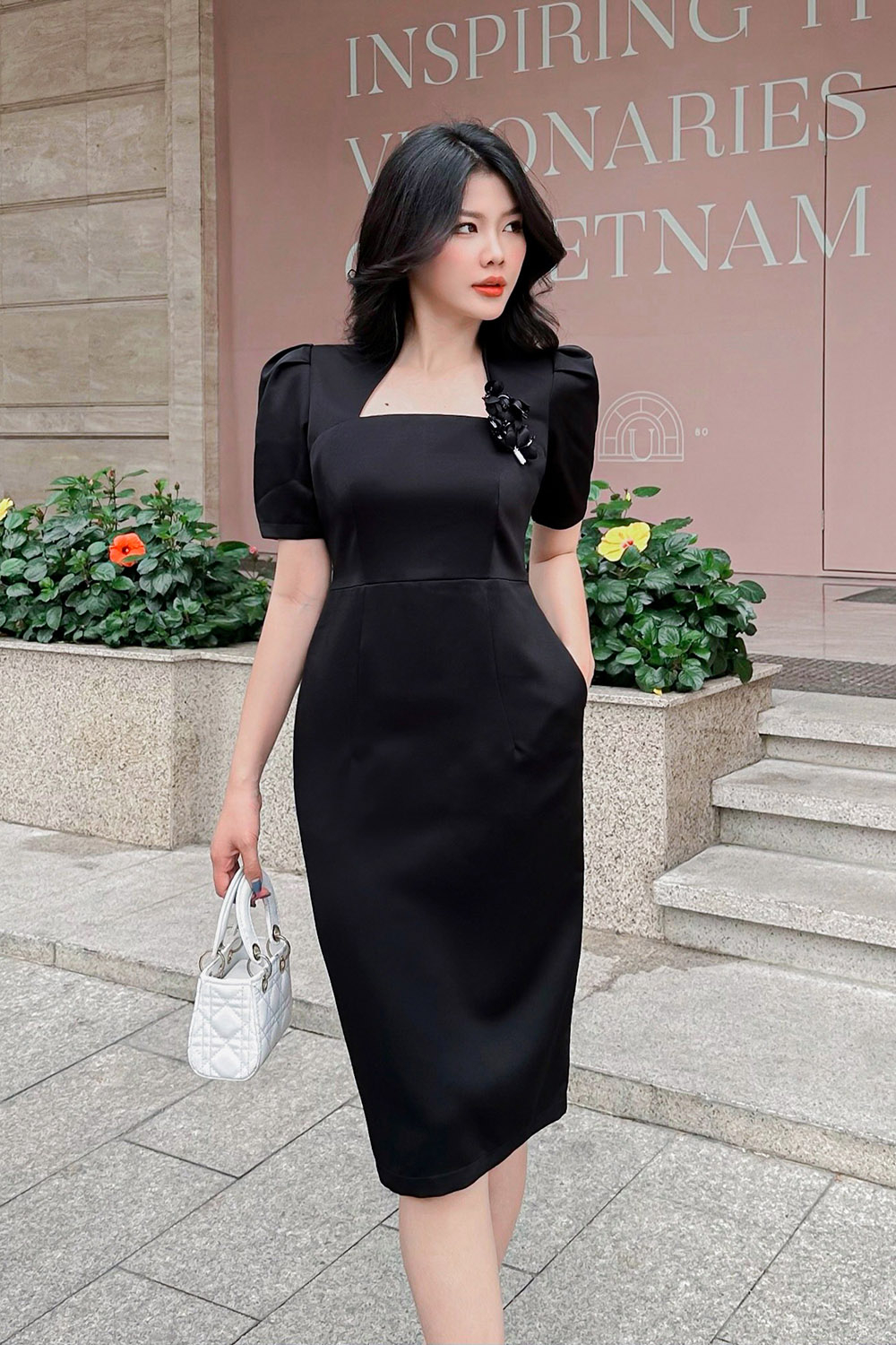 Đầm đen ôm body đính hoa