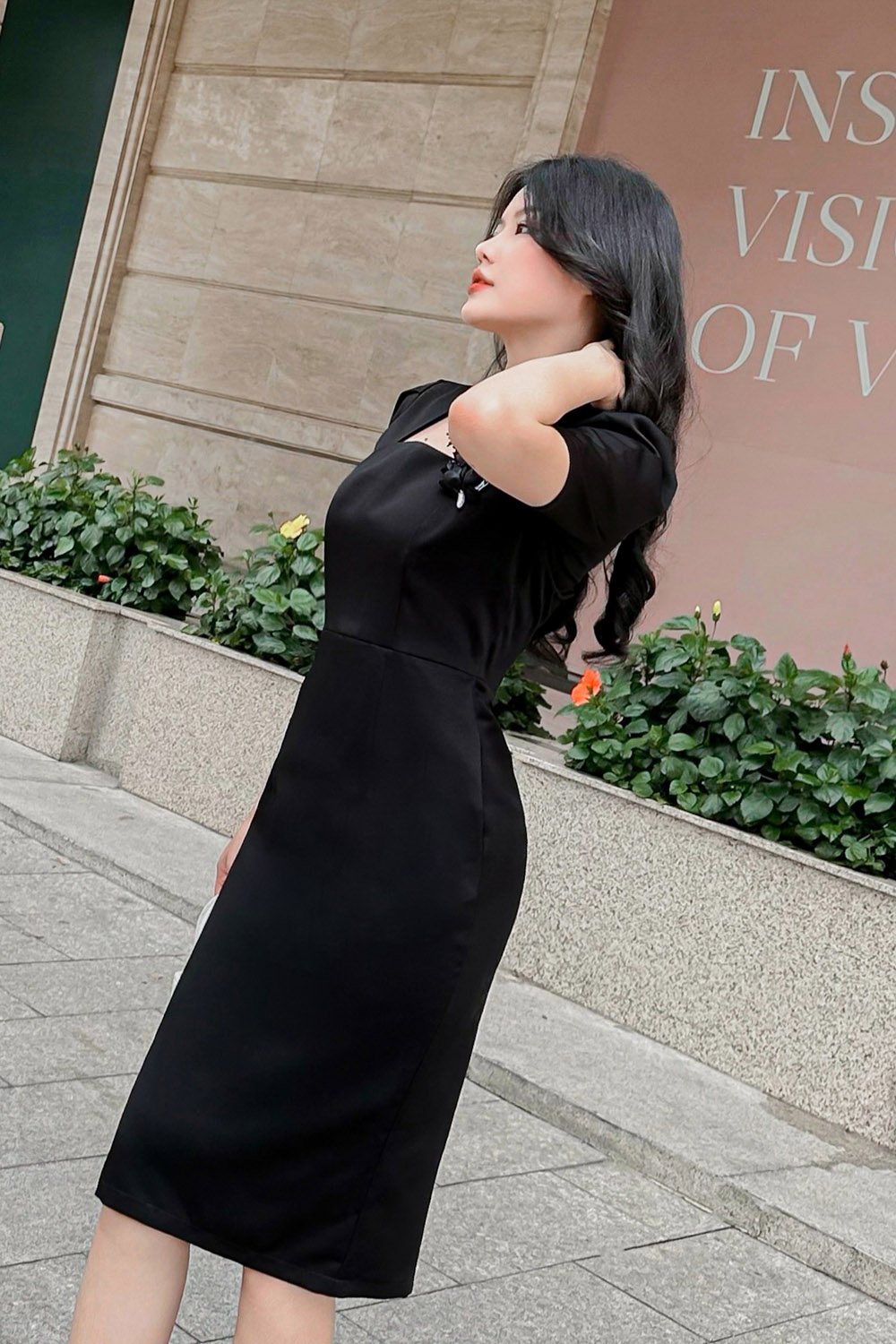 Đầm đen ôm body đính hoa