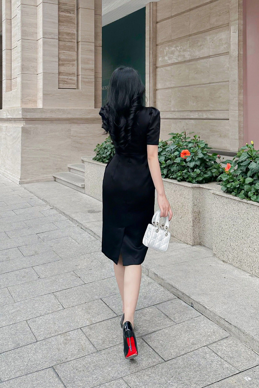 Đầm đen ôm body đính hoa