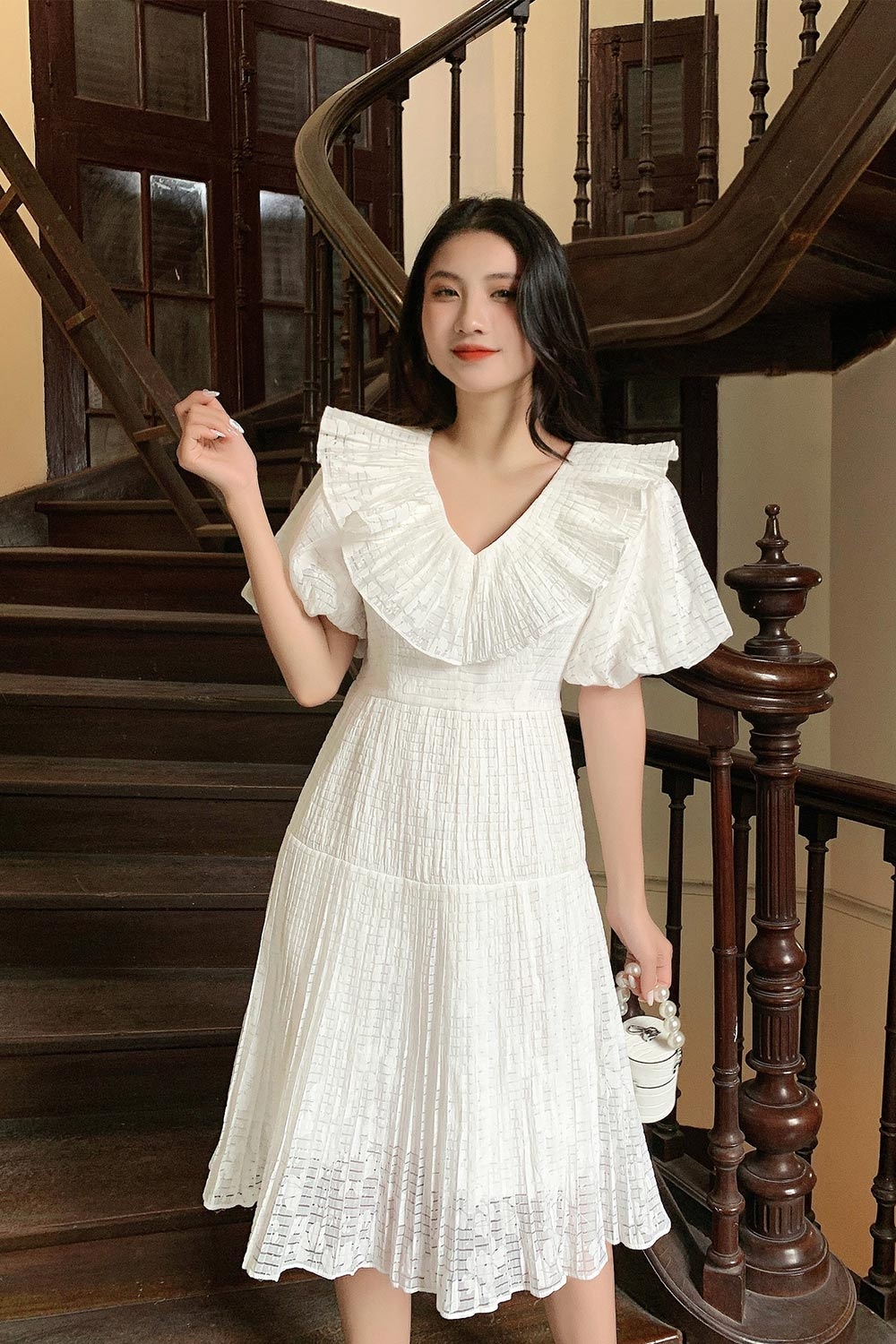 Đầm trắng dáng xòe cổ viền bèo tay phồng