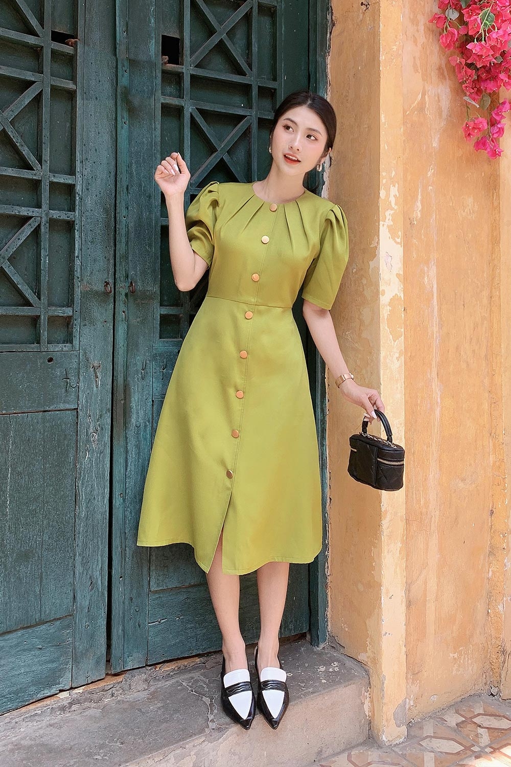 Đầm chữ A phối nút tay phồng