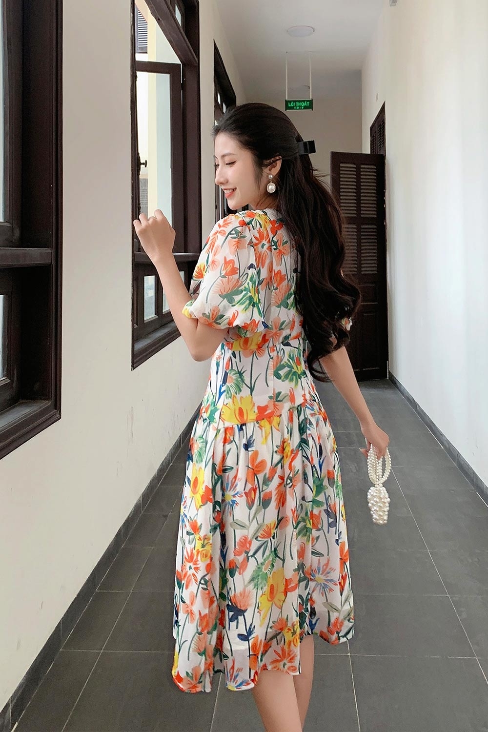 Đầm hoa dáng xòe cổ V tay phồng