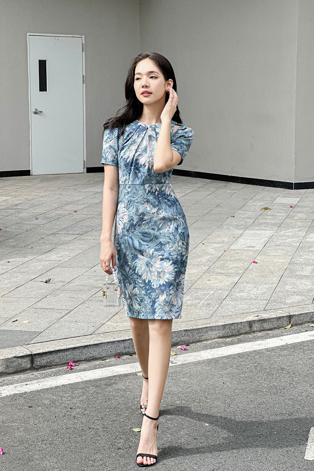 Đầm hoa dáng ôm body vai-cut-out