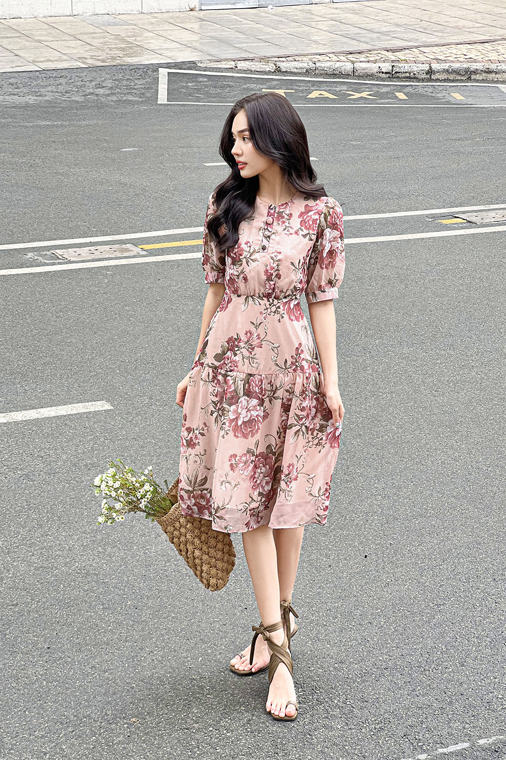 Đầm xòe nhấn eo họa tiết hoa tay lỡ