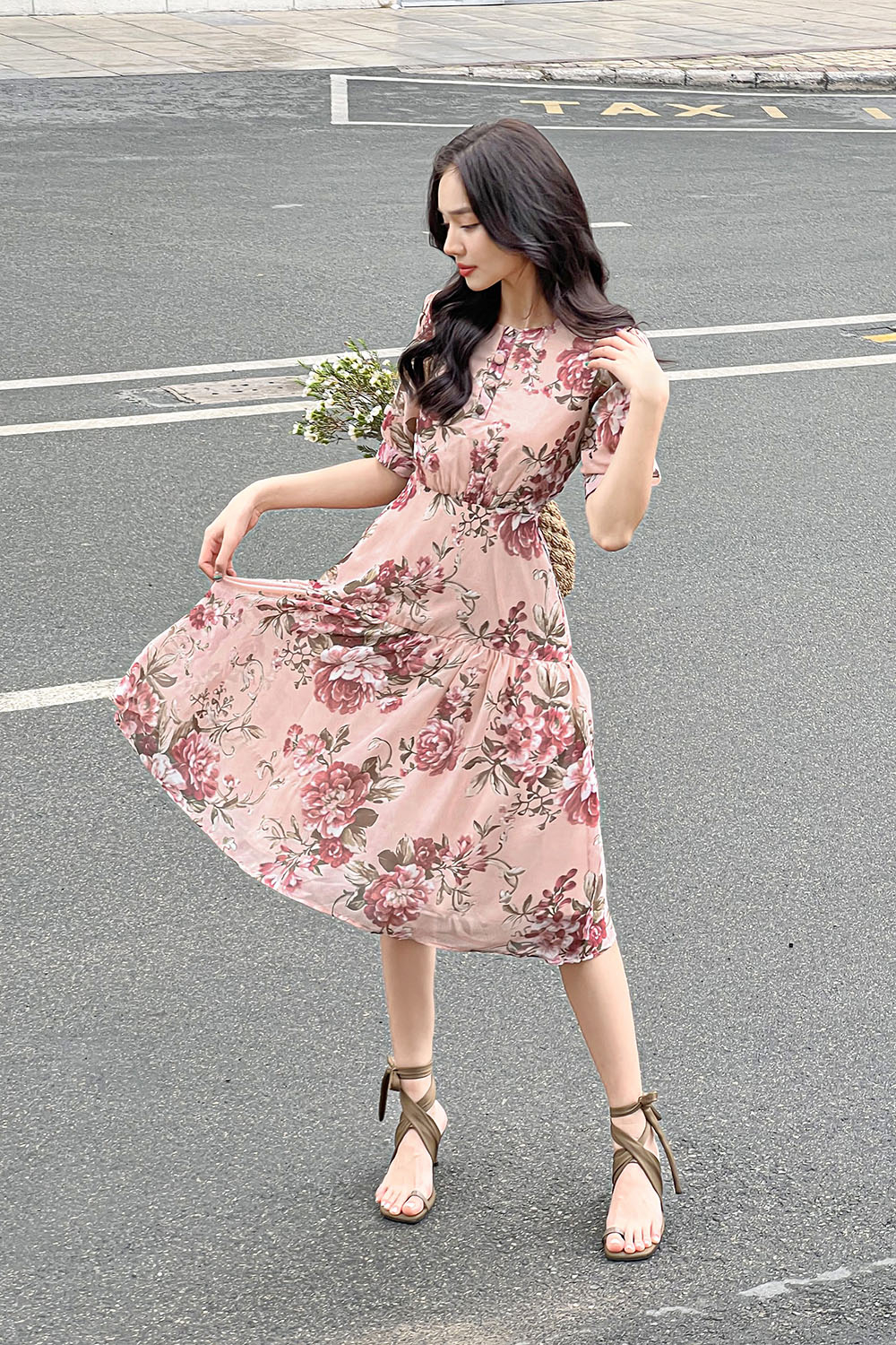 Đầm xòe nhấn eo họa tiết hoa tay lỡ