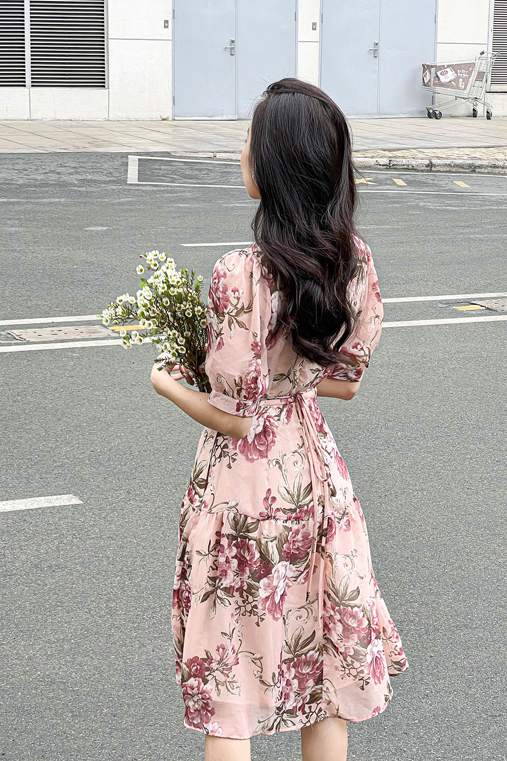 Đầm xòe nhấn eo họa tiết hoa tay lỡ