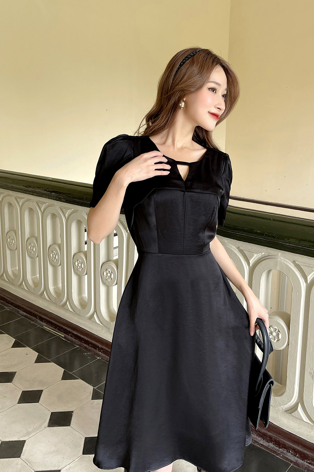 Đầm đen dáng xòe cổ cut-out