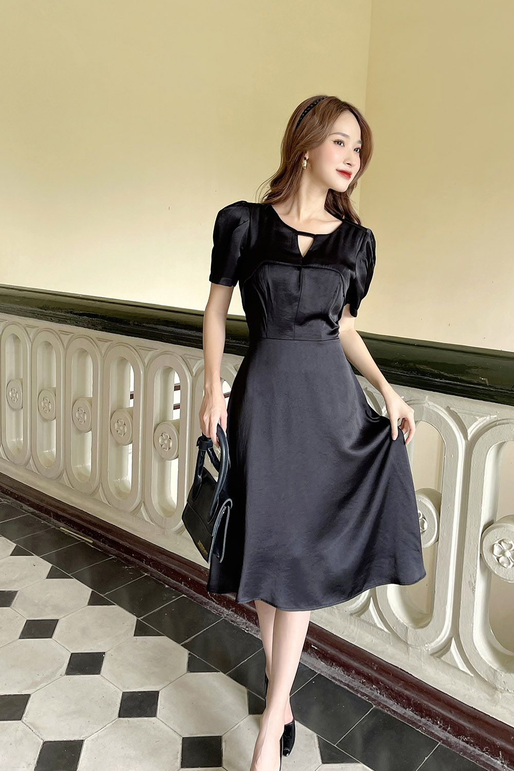 Đầm đen dáng xòe cổ cut-out