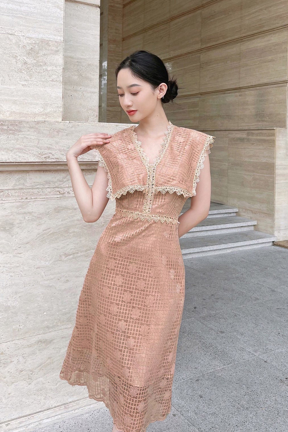 Đầm ren chữ A lá cổ cách điệu