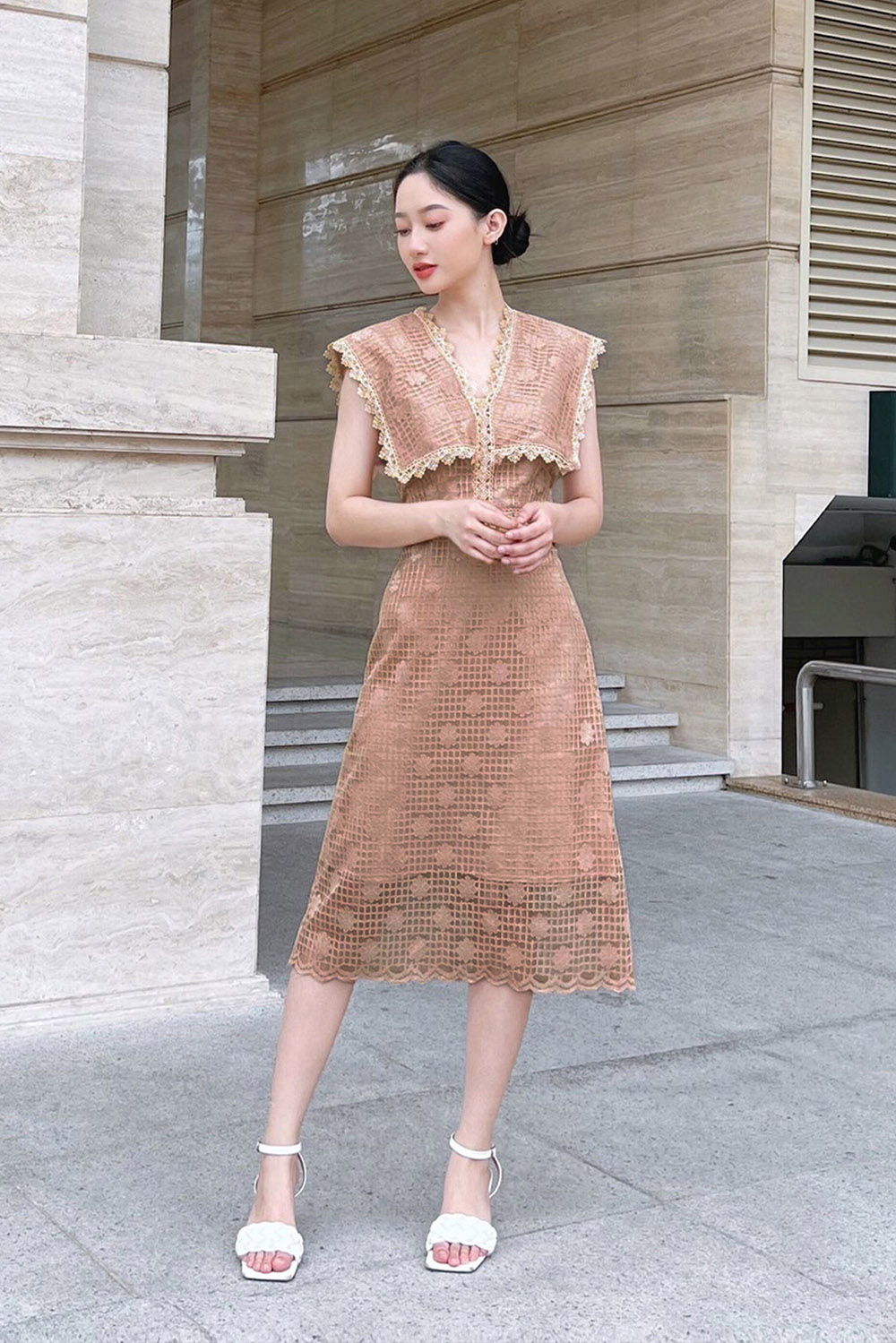 Đầm ren chữ A lá cổ cách điệu