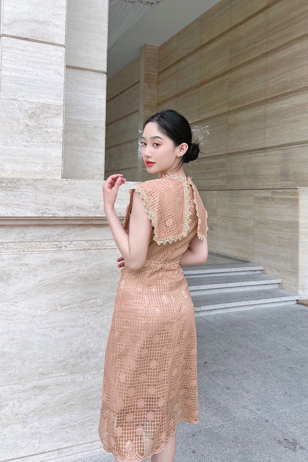 Đầm ren chữ A lá cổ cách điệu