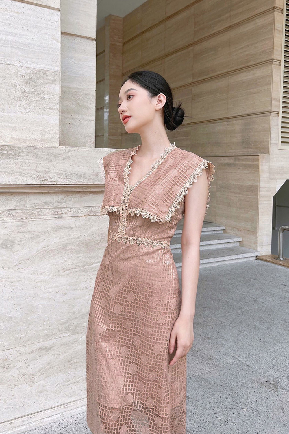 Đầm ren chữ A lá cổ cách điệu