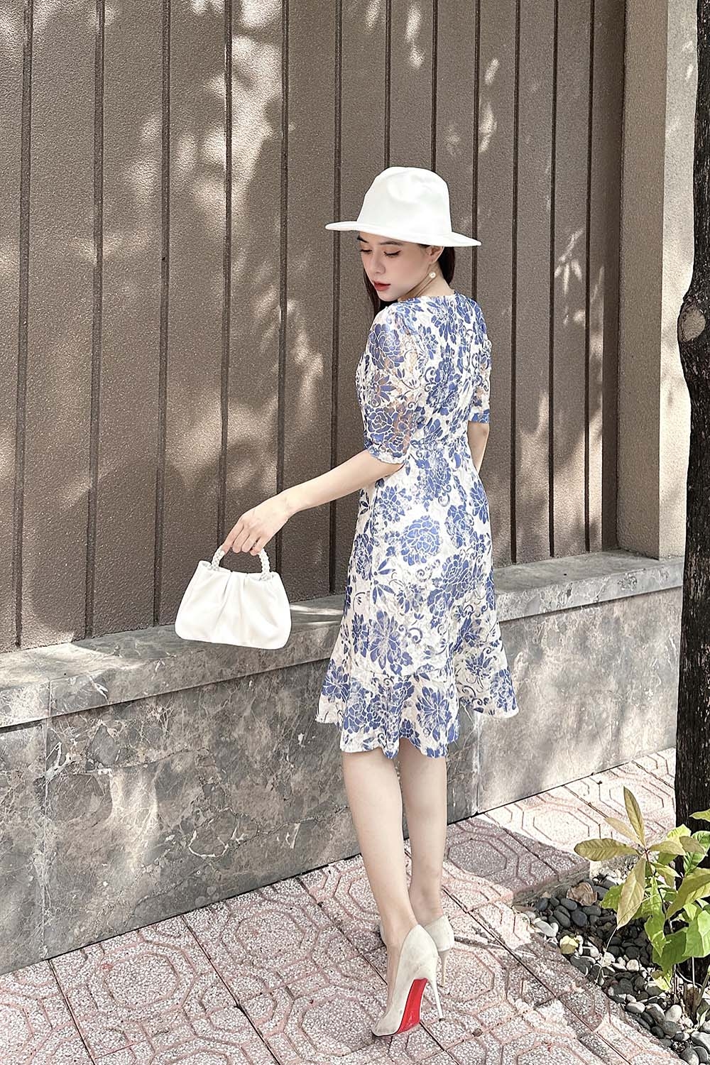 Đầm ren hoa đuôi cá tay lỡ