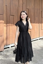 Đầm đen midi dáng xòe cổ đan tông