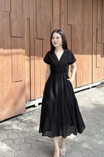 Đầm đen midi dáng xòe cổ đan tông