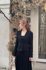 Áo khoác nữ màu đen tay dài