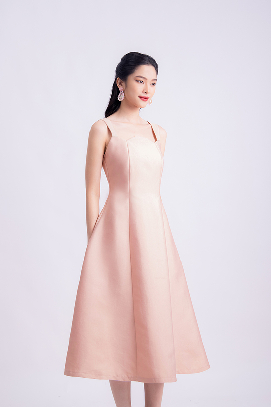 Những bộ đầm hồng đẹp 'tê lòng' của sao Việt