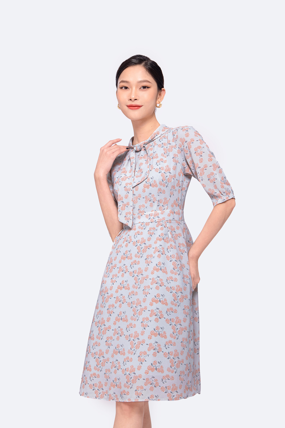 Đầm hoa dáng xòe tay lửng cổ nơ