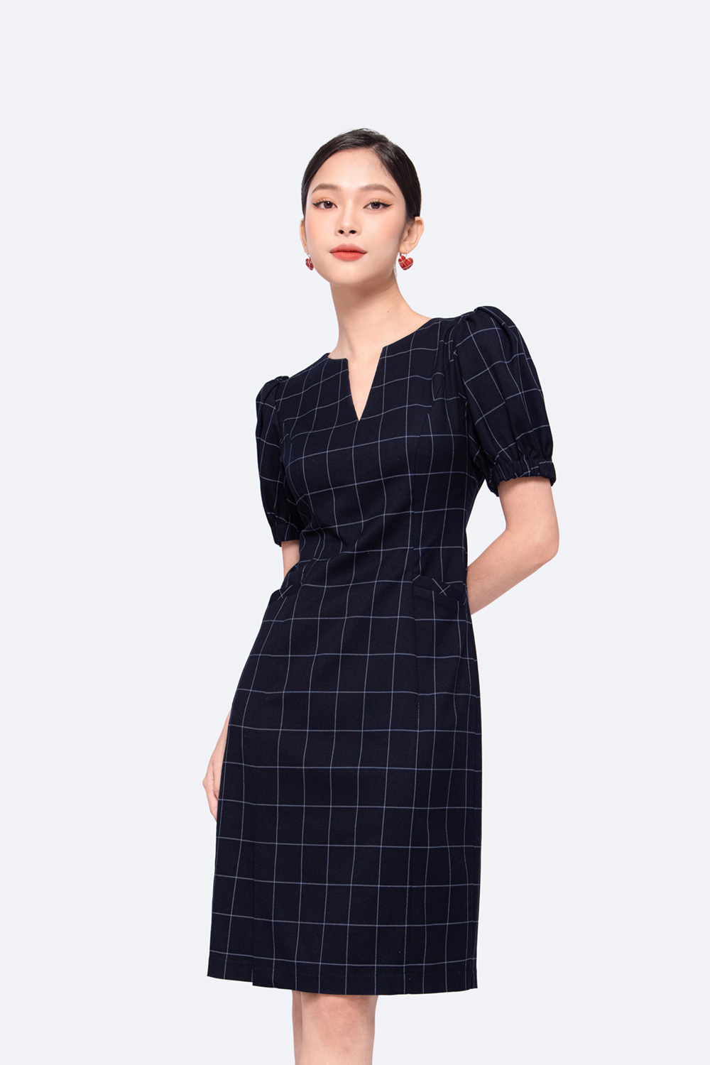 Đầm chữ a họa tiết caro cổ V