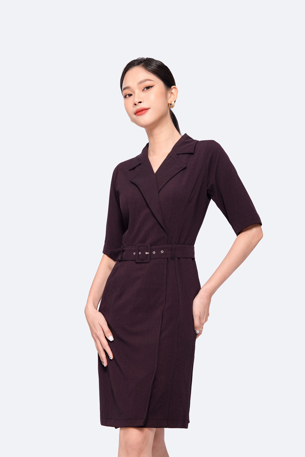 Đầm đen chữ A cổ đan tông phối thắt lưng