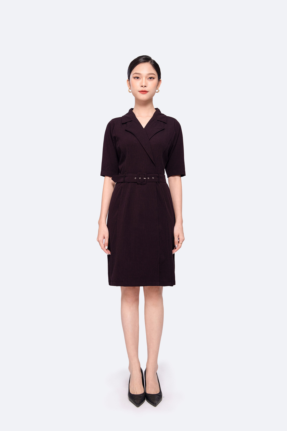 Đầm đen chữ A cổ đan tông phối thắt lưng