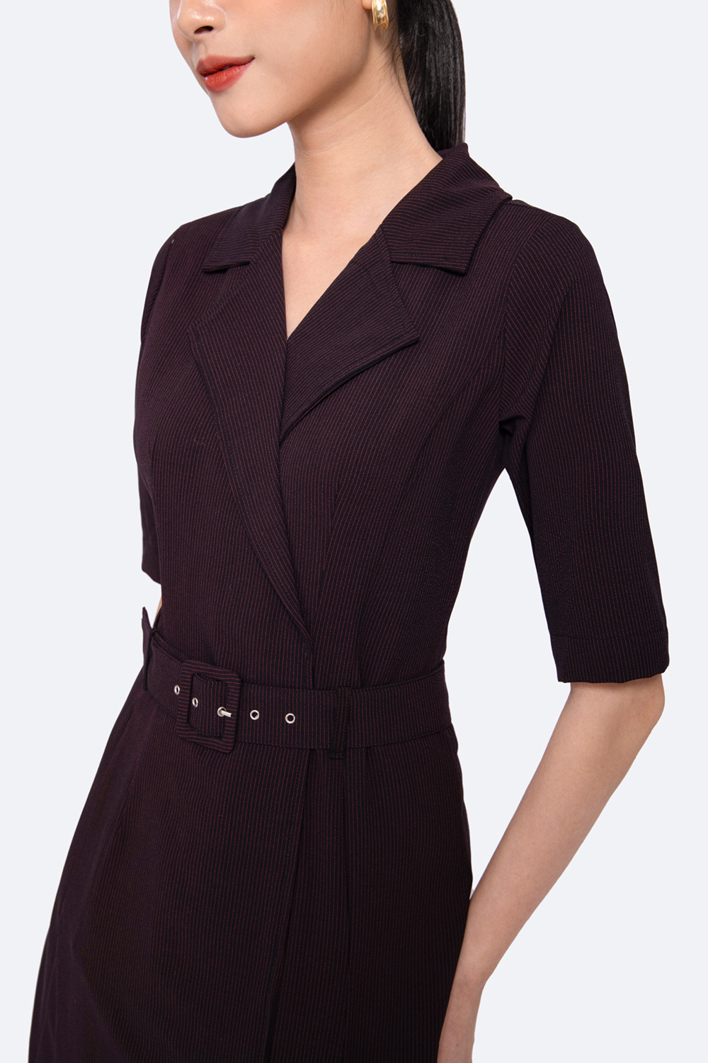 Đầm đen chữ A cổ đan tông phối thắt lưng