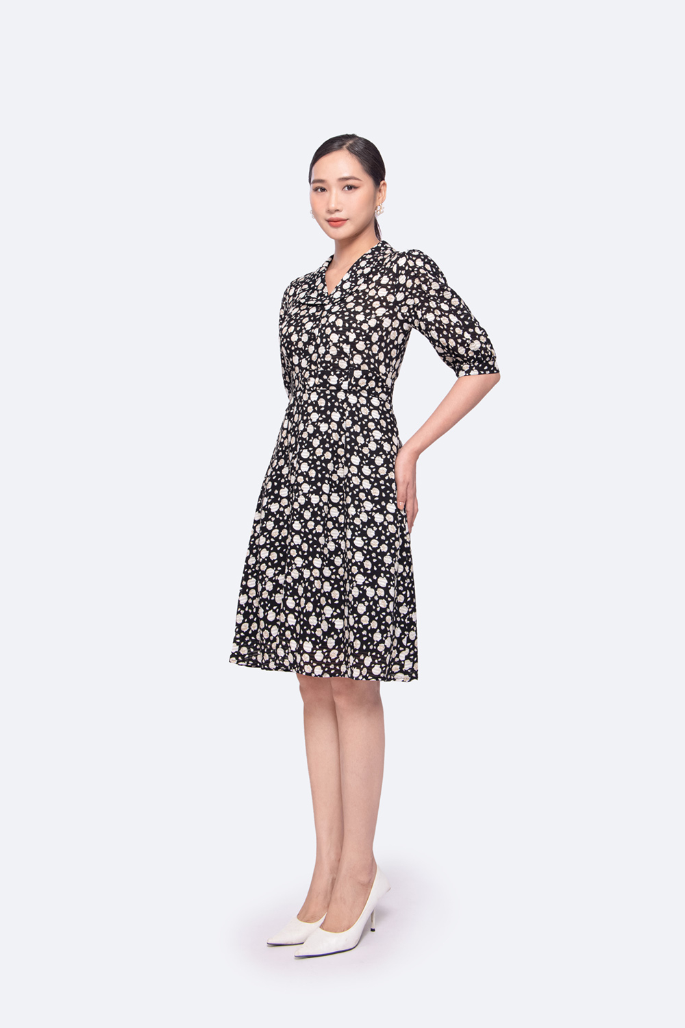 Đầm đen họa tiết tay lỡ dáng chữ a phối đai eo