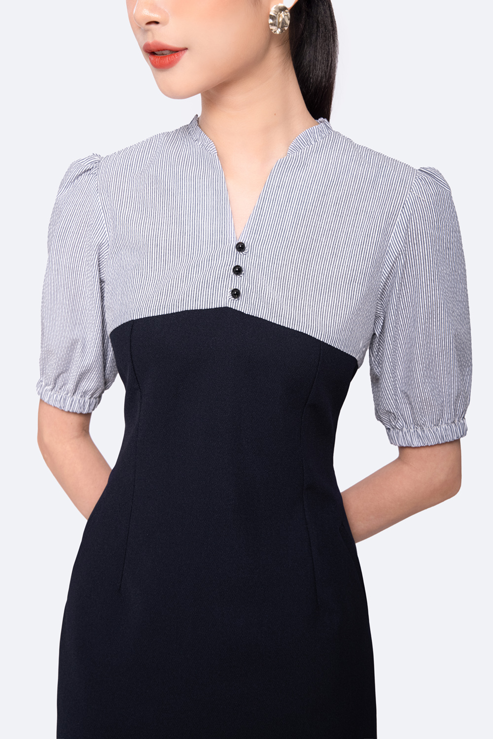 Đầm đen công sở dáng ôm nhẹ phối màu