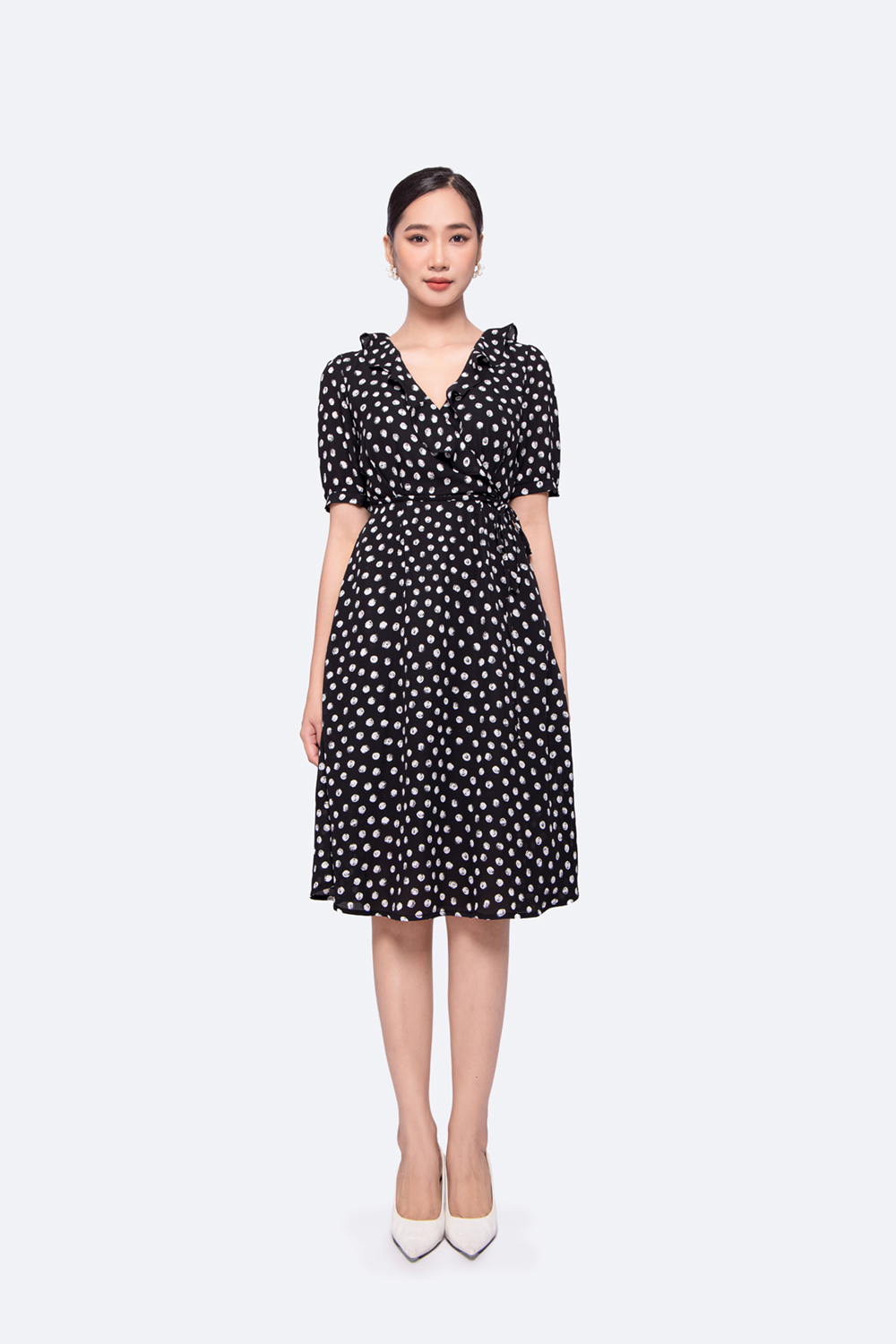 Đầm xòe chấm bi cổ V viền bèo