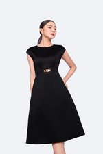 Đầm đen dáng xòe tay hến phối belt eo