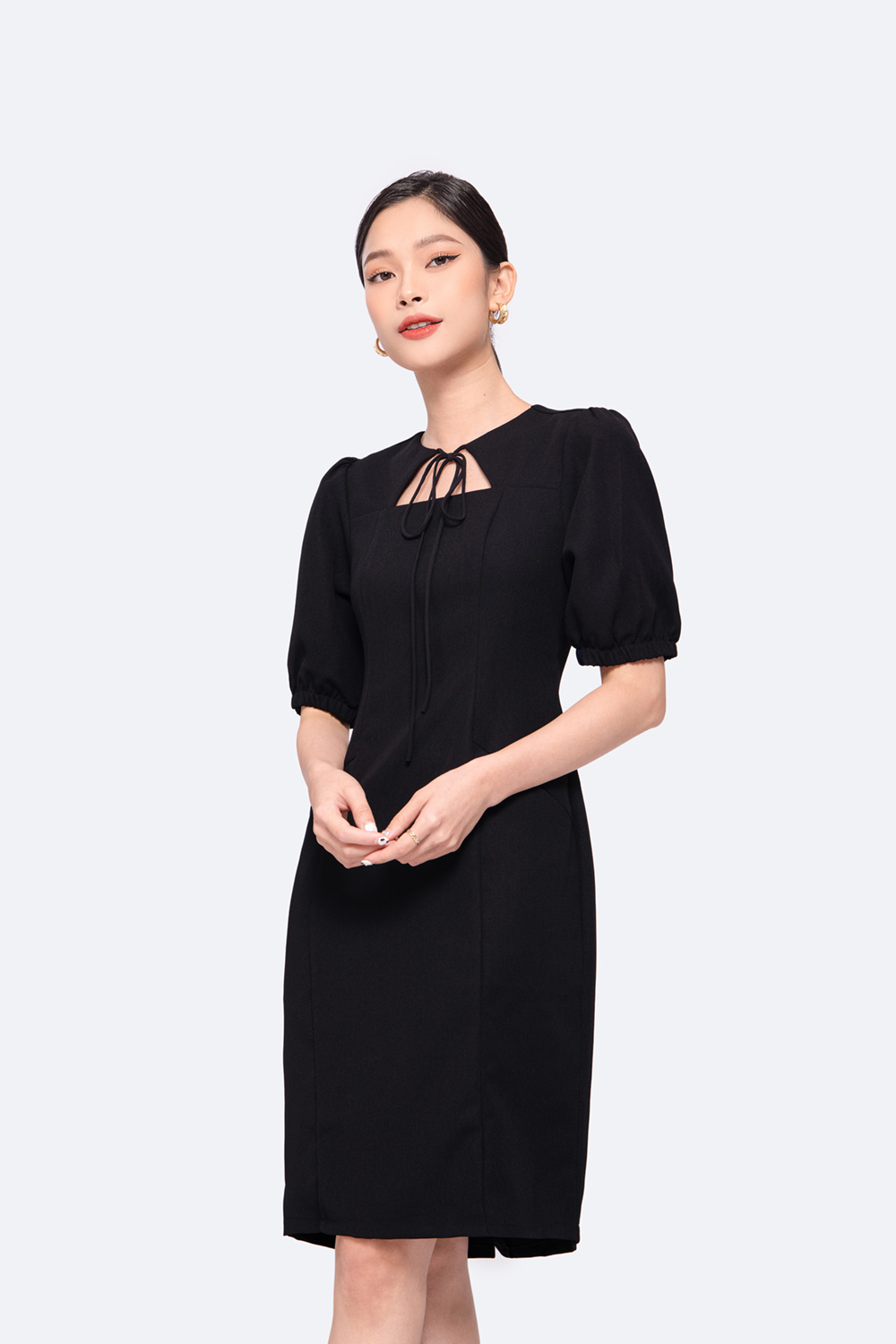 Đầm đen công sở cổ cut out tay lửng