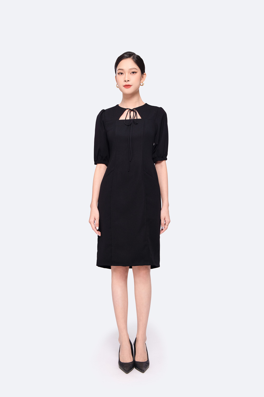 Đầm đen công sở cổ cut out tay lửng