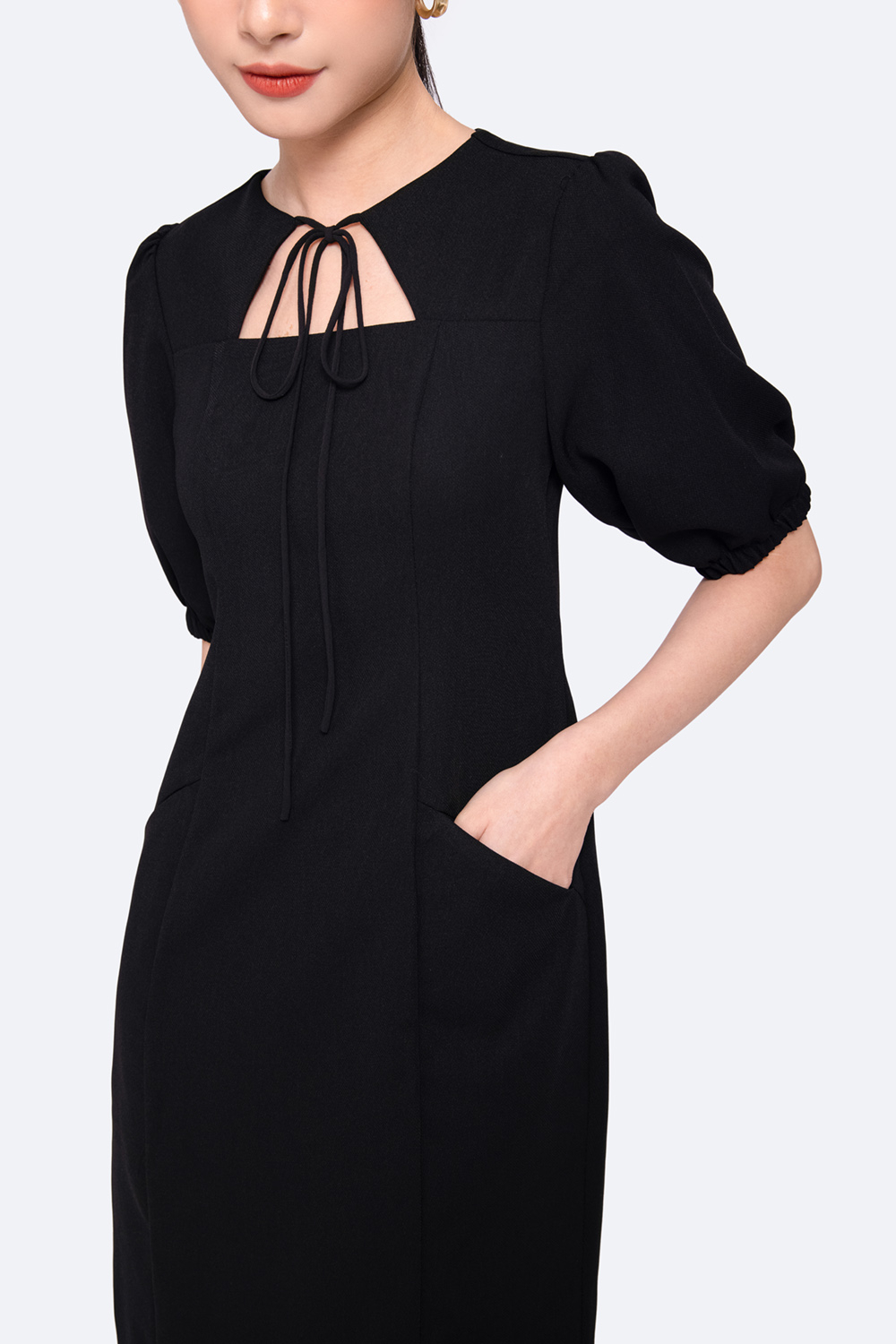 Đầm đen công sở cổ cut out tay lửng